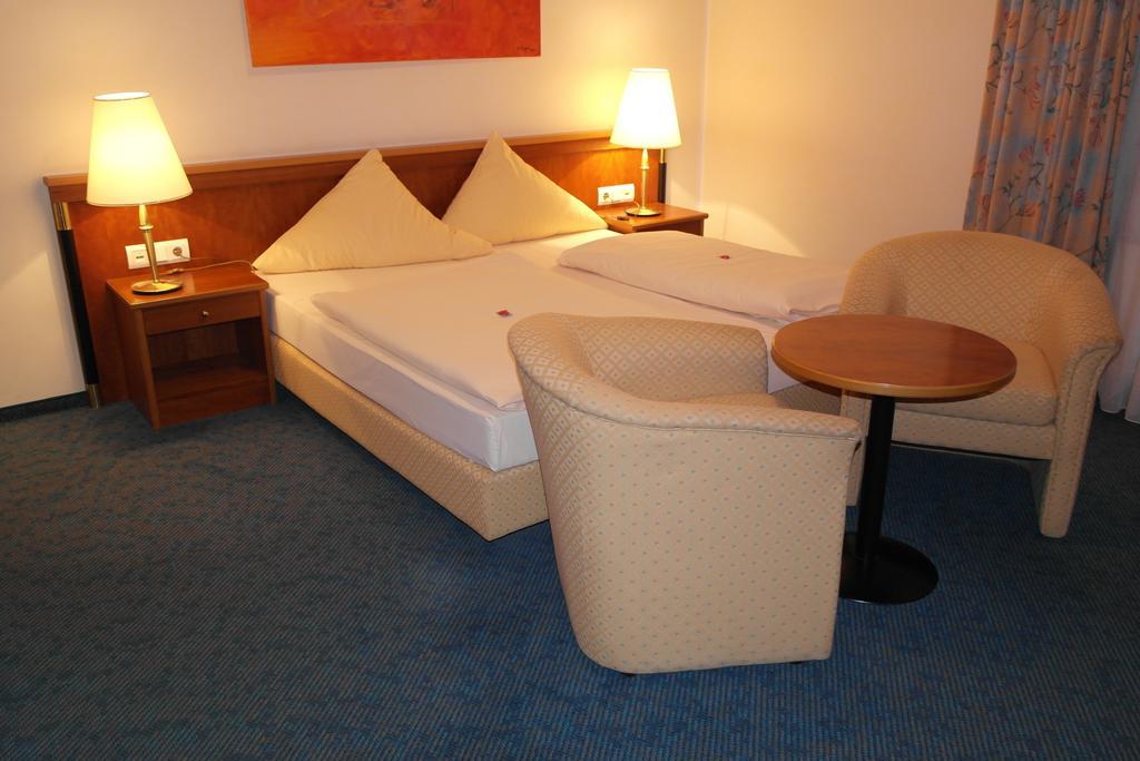 Hotel Jahnhaus Langenfeld  Pokoj fotografie